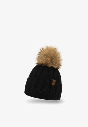 Černá pletená čepice s žebrovanou texturou a béžovým umělým kožešinovým pom-pomem na vrchu. Obsahuje malou hnědou koženou nášivku na boku.
