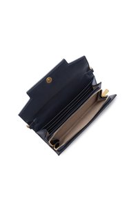 Portafoglio in pelle blu navy con un design strutturato, dotato di cerniere dorate, più slot per carte e chiusura a scatto. L'interno ha una fodera color tan.