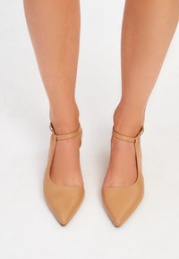 Cesare Gaspari Decolleté - beige