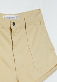 Short beige taille haute avec bouton devant, fermeture éclair, passants de ceinture et poches latérales, taille 36 de la marque Stradivarius.