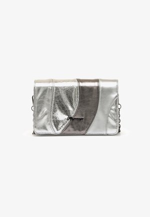 Clutch metallico con una combinazione di texture argento e grigio, caratterizzato da un design geometrico e un logo nero in corsivo. Tracolla a catena inclusa.