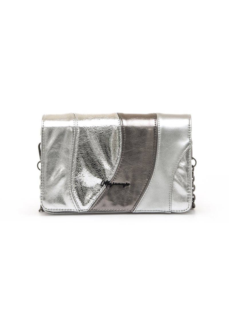 Bolso de mano metálico con una mezcla de texturas plateadas y grises, con un diseño geométrico y un logo en negro con tipografía cursiva. Incluye correa de cadena.