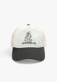 Gorra de béisbol con un frente de tela blanca y visera verde oscura. Paneles laterales de malla. Presenta un gráfico de dibujos animados y el texto "SUMMER SCALPERS CO."