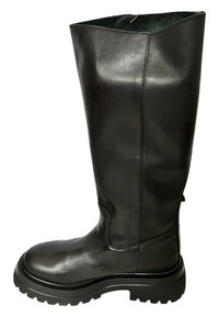 Bota negra de cuero hasta la rodilla con un acabado suave, suela de goma gruesa y un detalle de costura mínima en el lateral.