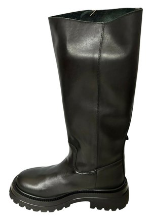 Bota negra de cuero hasta la rodilla con un acabado suave, suela de goma gruesa y un detalle de costura mínima en el lateral.