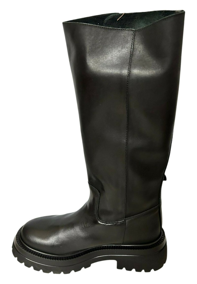 Bota negra de cuero hasta la rodilla con un acabado suave, suela de goma gruesa y un detalle de costura mínima en el lateral.