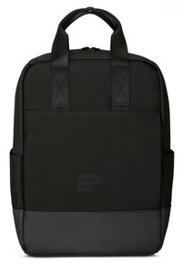 Zaino nero realizzato in tessuto resistente con fondo liscio, dotato di due manici superiori e una toppa con il logo. Design minimalista senza elementi metallici visibili.