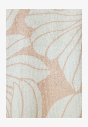 Tkanina s kvetinovým vzorom, ktorá sa vyznačuje veľkými, mäkkými, béžovými listami na krémovom pozadí, s textúrovaným, tkaným vzhľadom.