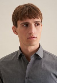 Grijze overhemden met een textuur, puntige kraag en subtiele glans, met een slim fit en twee knopen op de sluiting.