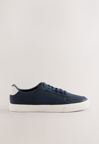 Navyblaue Low-Top-Sneaker mit weißer Sohle und Fersenakzent, Schnürverschluss, texturierte Seitenpaneele, auf neutralem Hintergrund dargestellt.