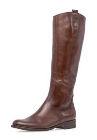Bottes en cuir marron hautes jusqu'au genou avec une texture lisse, un design épuré, un bout en amande et un petit talon empilé. Elles disposent d'une languette à l'arrière.