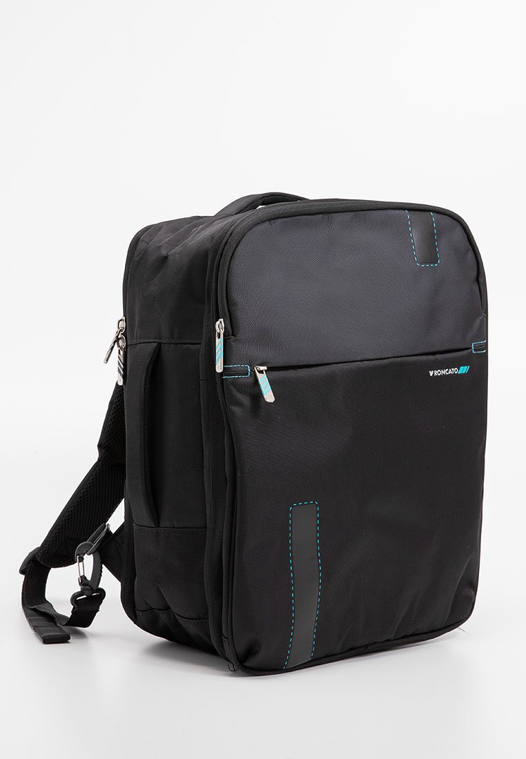 Mochila negra hecha de tela duradera, con forma rectangular, compartimentos con cremallera y acentos y costuras en azul contrastante.