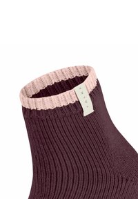 Dzianinowa skarpetka do kostek w ciemnym śliwkowym kolorze z jasnoróżowym ściągaczem. Posiada metkę po boku, eksponując teksturowany materiał oraz unikalny kontrast kolorów.