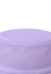 Cappello modello bucket in tessuto viola con design strutturato a coste e parte superiore piatta, caratterizzato da una finitura liscia e una fascia senza cuciture alla base.