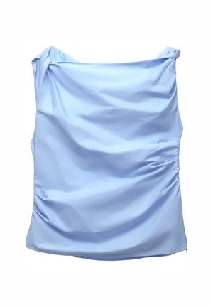 Světle modrý, bezrukávový top s draped designem a na jedné straně s nařasenými detaily látky, se šňůrkami stočenými do uzlů na ramenou.