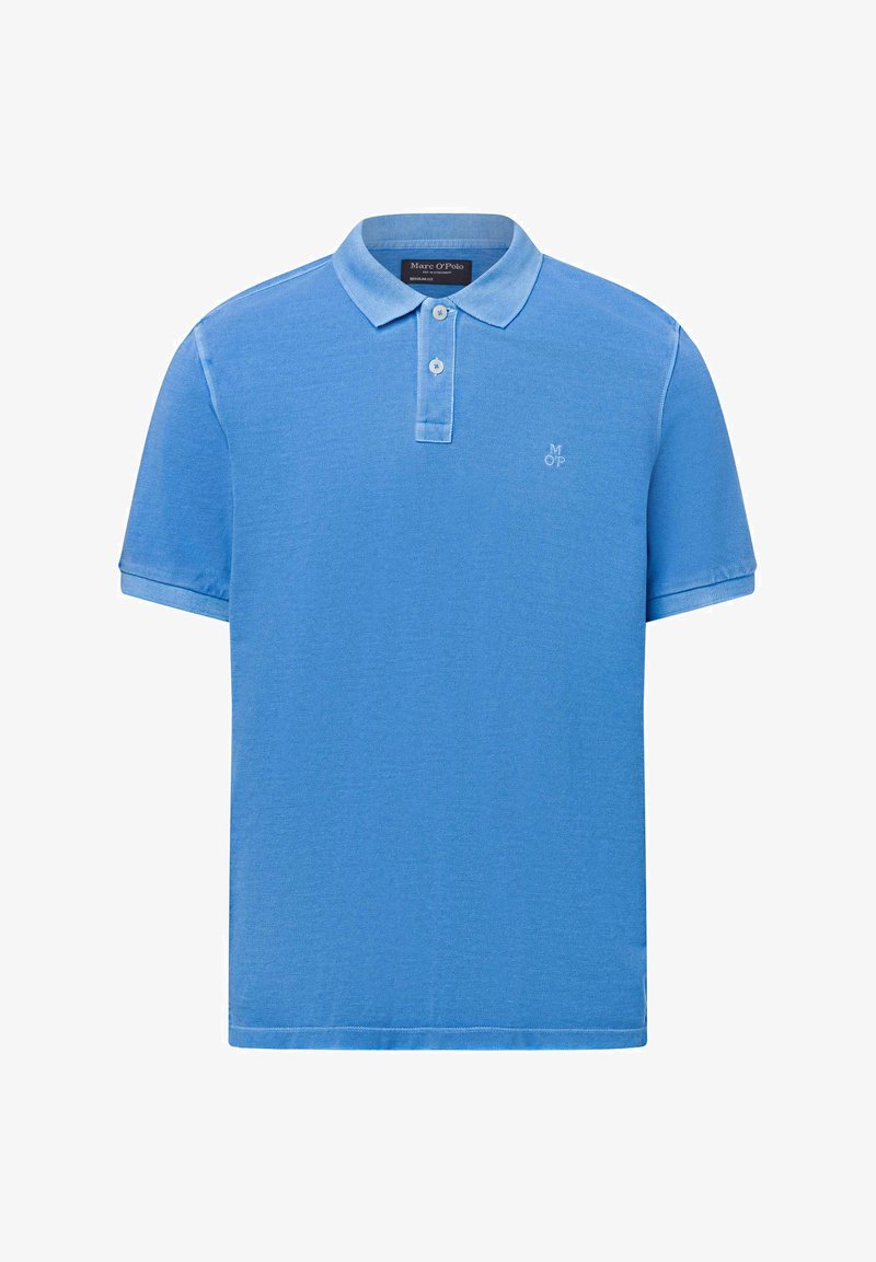 Himmelblaues Baumwoll-Poloshirt mit kurzen Ärmeln, einer Knopfleiste mit zwei Knöpfen und einem kleinen gestickten Logo auf der linken Brust. Weiche Textur.