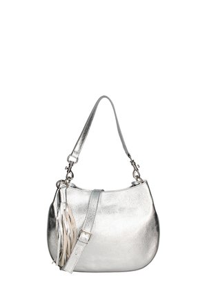 Sac à main en métal argenté avec une finition texturée, une silhouette incurvée, une bandoulière ajustable et un détail à frange décoratif sur le côté.