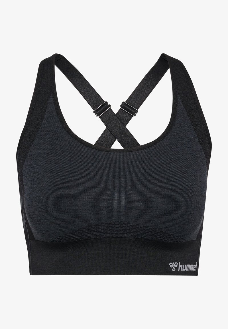 Svart sportbh med en strukturerad design, justerbara korsade band och en Hummel-logotyp på bandet. Gjord av ett andningsbart tyg.