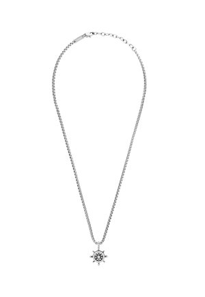 Collar de metal plateado con una cadena elegante y un colgante en forma de rosa de los vientos con intrincados detalles y un acabado pulido.