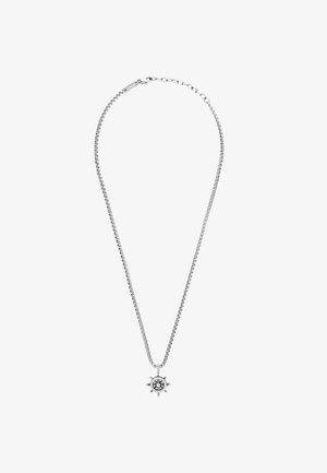 Collana in metallo argento con una catena semplice e un pendente a rosa dei venti caratterizzato da dettagli intricati e una finitura lucida.