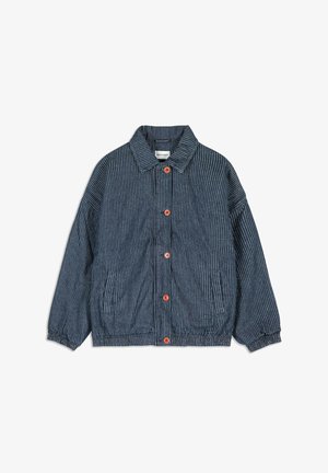 Marineblå stribet jakke med lange ærmer, orange knapper foran, elastiske manchetter, krave og sidelommer.