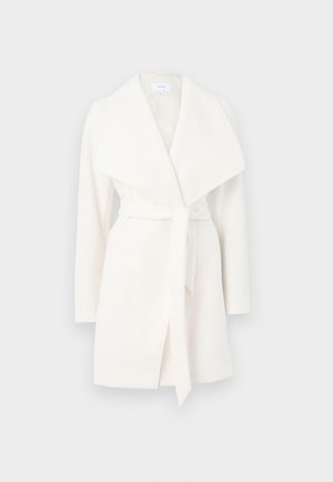 Casaco longo branco de mangas compridas, com gola larga e cinto; feito de um tecido macio com uma textura suave e linhas limpas.