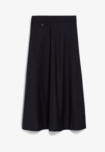 Jupe noire, à mi-mollet, avec une large coupe fluide. Dotée d'une taille plate à l'avant et d'un détail à un bouton sur la poche avant.