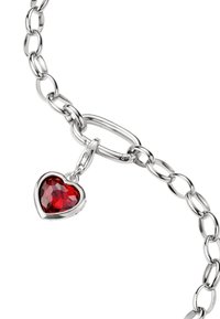 Silberne Kettenarmband mit ineinandergreifenden ovalen Gliedern und einem rot herzförmigen Edelstein-Anhänger, facettiert und poliert, der mit einer kleinen Schlaufe befestigt ist.
