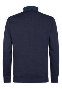 Felpa blu navy con collo alto, polsini a costine e tessuto testurizzato. Nessun logo o motivo visibile.