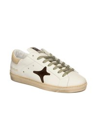 Baskets basses blanches avec semelle beige, lacets gris, empiècement de talon beige et détail latéral en forme d'étoile marron foncé.