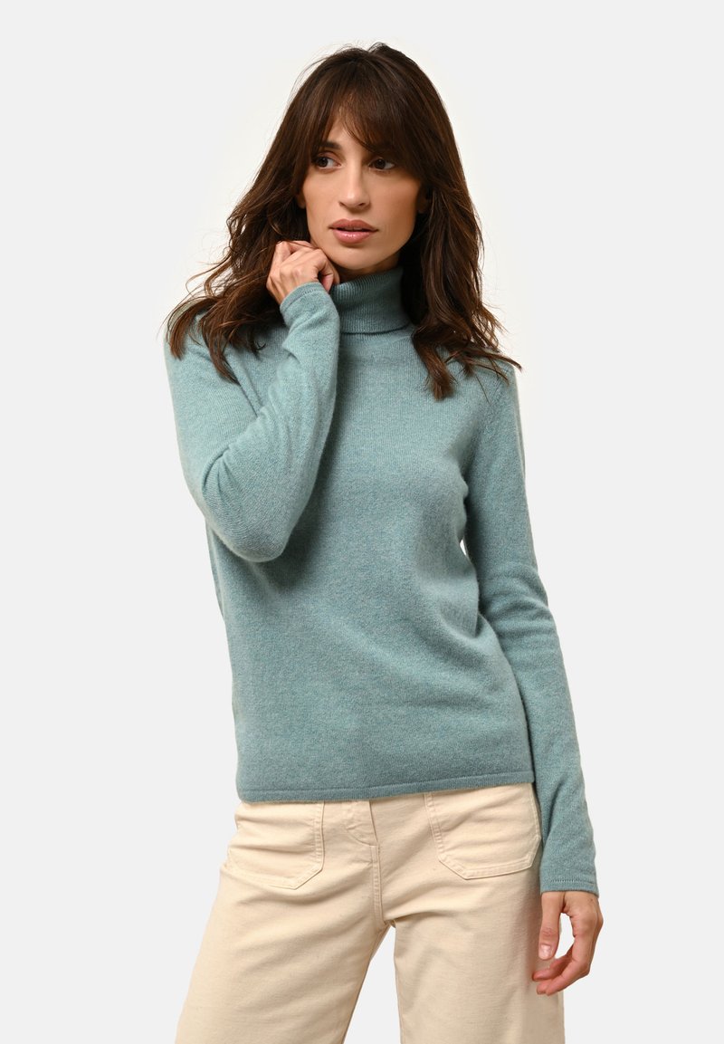Jersey de cuello alto azul claro hecho de una tela suave con un diseño ajustado. Presenta mangas largas y un cuello acanalado para mayor textura.