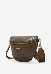 Bolso bandolera de imitación cuero trenzado marrón con cierre superior con cremallera, herrajes dorados y una correa ajustable. Presenta una textura suave y un detalle de logo.