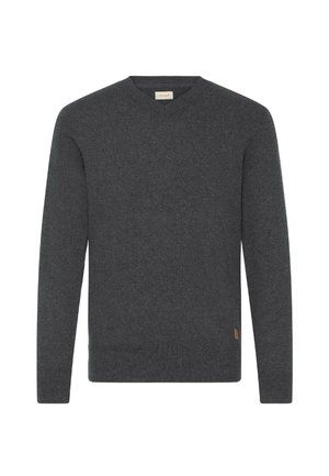 Tmavosivý sveter s výstrihom do V z mäkkého pleteného materiálu. Má dlhé rukávy, ribované manžety a malú hnedú nášivku na leme.