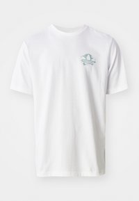 Biała bawełniana koszulka z okrągłym dekoltem, krótkimi rękawami i subtelnym jasnoniebieskim logo na lewej stronie piersi. Prosty, nieskomplikowany design.