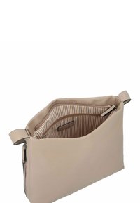 Beige leren handtas met een gladde textuur. Interieur is voorzien van een gestreept patroon in lichte tinten. Met een ritssluiting en een zijhandvat.