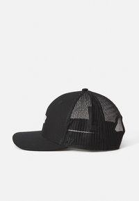 Cappellino da baseball nero con visiera piatta e pannelli posteriori in rete, caratterizzato da un piccolo logo ricamato sul lato vicino alla visiera.