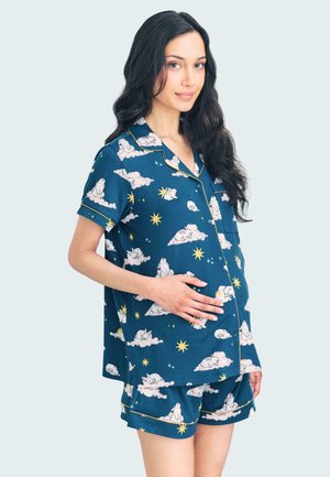Navyblauw pyjamapak met een patroon van wolken en sterren, gemaakt van zacht weefsel. Korte mouwen top met kraag en bijpassende shorts.
