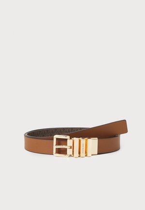 Bruine leren riem met een goudkleurige gesp voorzien van drie accenten. De binnenkant heeft een textuurpatroon dat de visuele details verbetert.