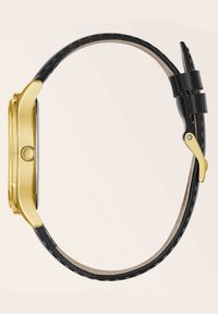 Goldfarbene Uhr mit rechteckigem Gehäuse, schwarzem Lederarmband und strukturiertem Finish. Sie verfügt über eine Krone und einen geschlungenen Verschluss.