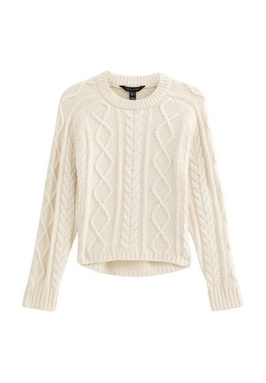 Flødefarvet kabelstrikket sweater med lange ærmer, ribstrikket rund hals og en lidt længere bagkant.