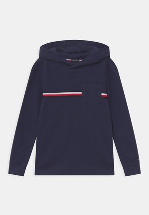 Marineblauwe sweatshirt met capuchon, lange mouwen, een voorko pocket en een horizontale rode en witte streep over de borst. Van katoen.