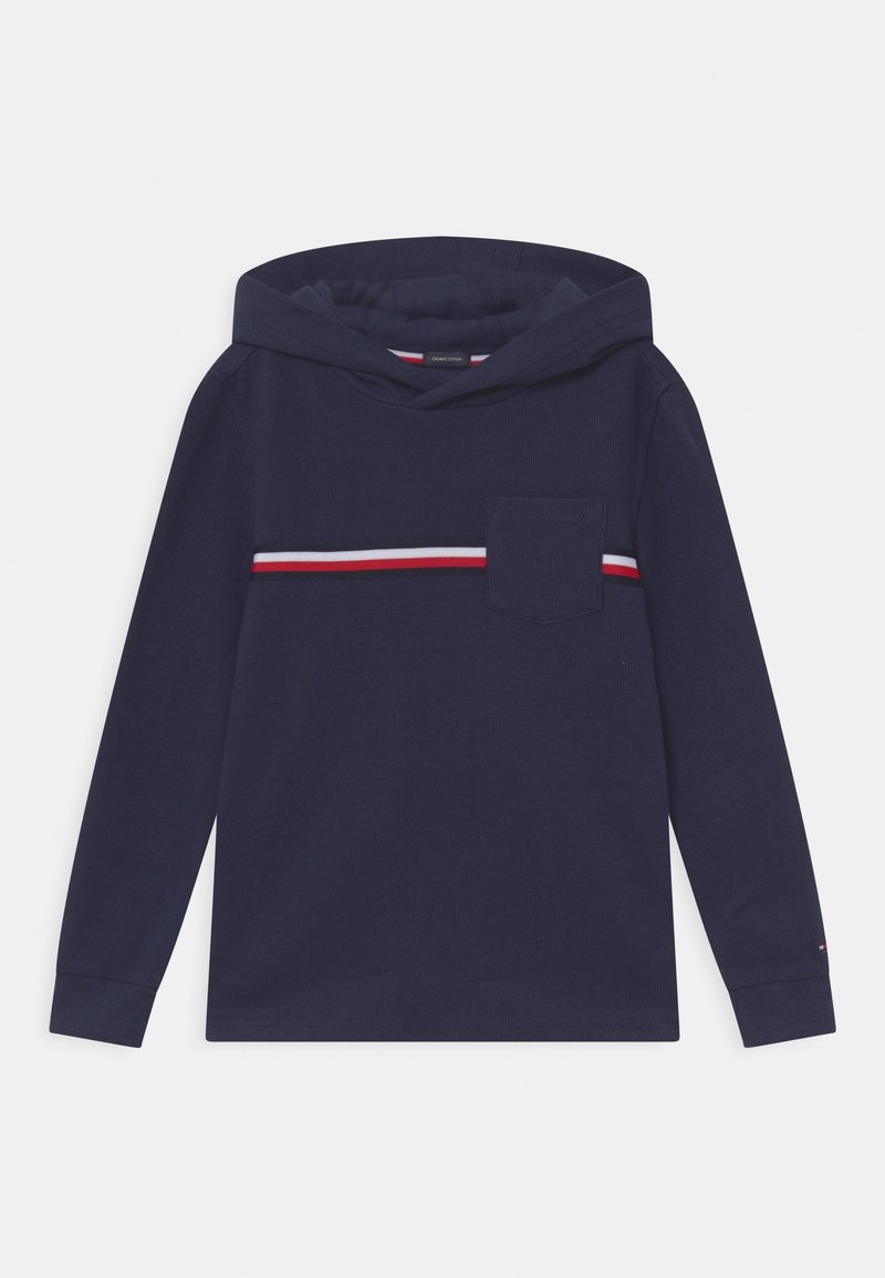 Marineblaue Kapuzenjacke mit langen Ärmeln, einer Vordertasche und einem horizontalen roten und weißen Streifen über der Brust. Baumwollmaterial.