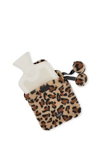 Funda de botella de agua caliente de peluche con estampado de leopardo y botella de goma color crema, que incluye dos pompones y una etiqueta cosida.