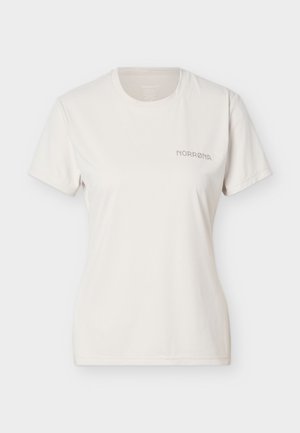 Fehér, rövid ujjú, kerek nyakú póló, a bal felső mellrészen kis "NORRØNA" logóval.