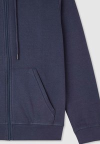 Felpa zip-up blu navy con tasca frontale a soffietto, cappuccio con cordino e polsini e orlo a coste.