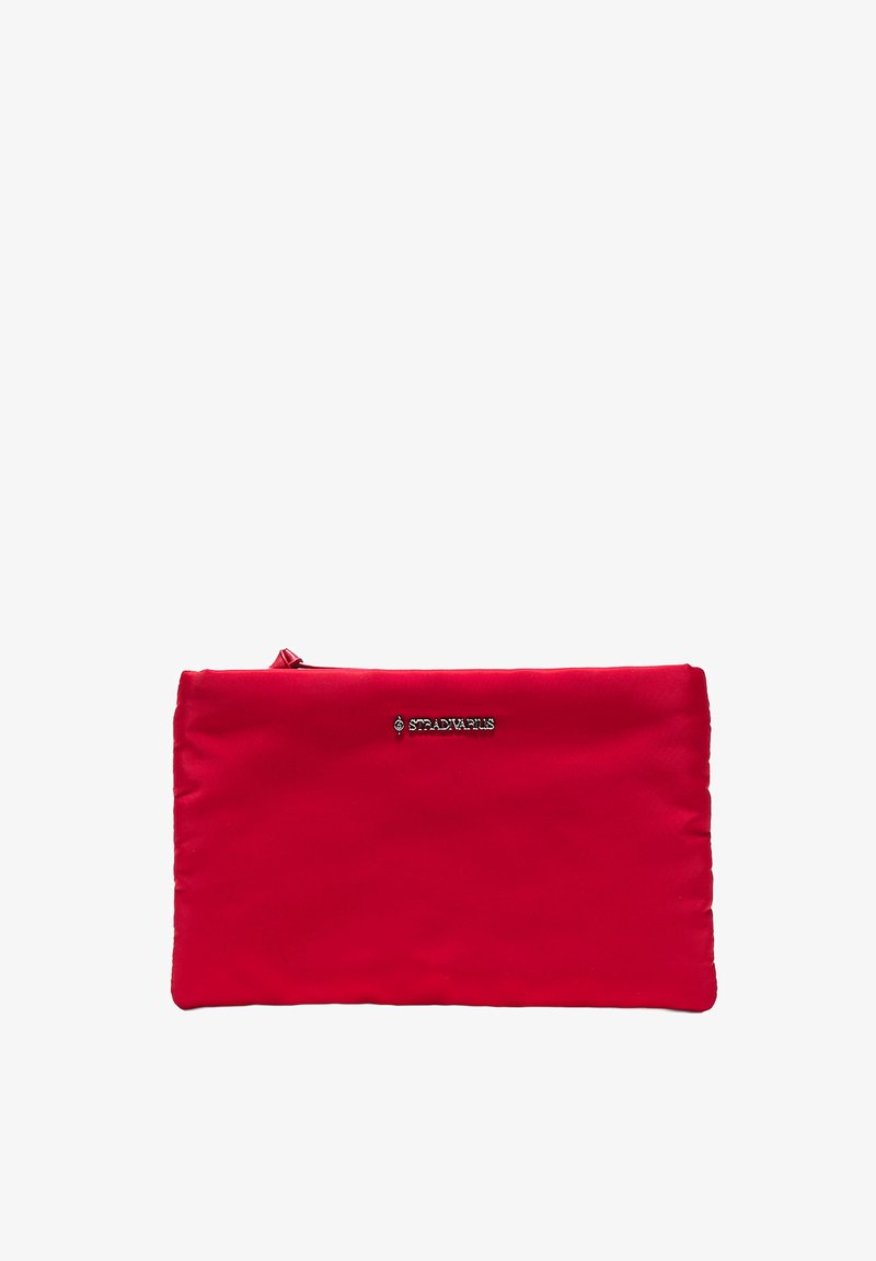 Pochette rectangulaire rouge avec une fermeture éclair sur le dessus et une petite plaque logo argentée "Stradivarius" centrée à l'avant.