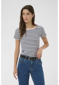 Camiseta de rayas en azul marino y crema, con textura de canalé y cuello redondo, combinada con jeans de tiro alto en azul y un cinturón negro.