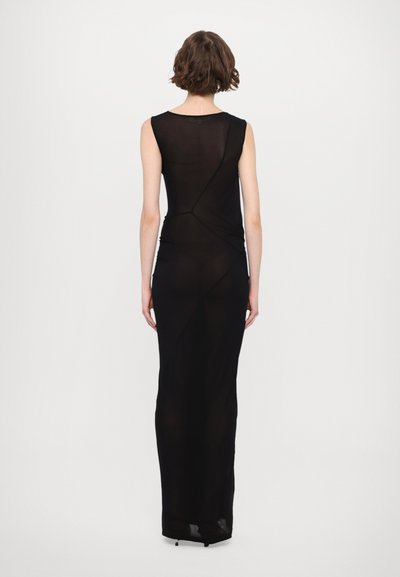 Vestido negro sin mangas con un diseño ajustado. Tejido semitransparente con una textura suave, que presenta detalles de costuras entrecruzadas en la parte posterior.