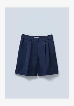 Marineblaue Shorts aus leichtem Stoff, mit Falten, seitlichen Taschen und einem metallischen Ringakzent am Bund.