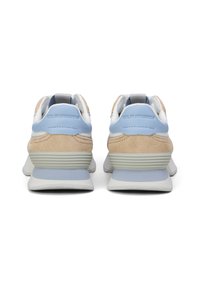 Ζευγάρι αθλητικά παπούτσια με συνδυασμό ανοιχτού μπλε, μπεζ και λευκών υλικών. Διαθέτουν υφές από σουέτ και δίχτυ, με χαρακτηριστικό σχεδιασμό στην πίσω πλευρά.